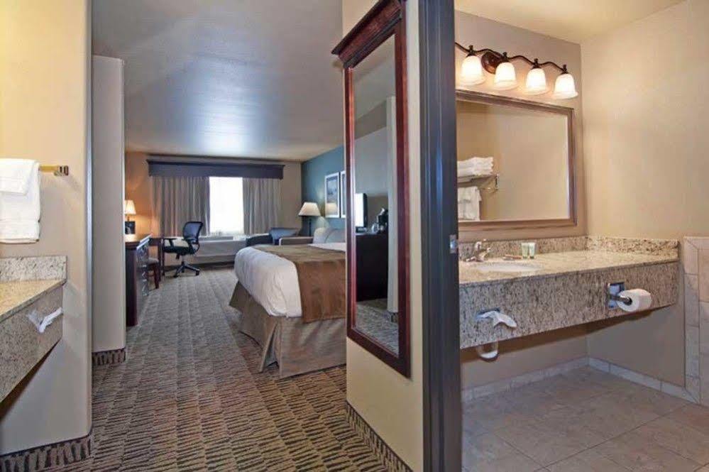 Hotel The Watford Watford City Esterno foto