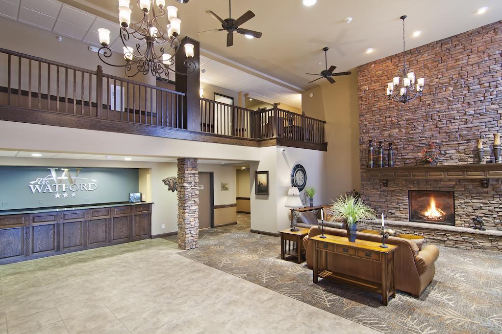 Hotel The Watford Watford City Esterno foto