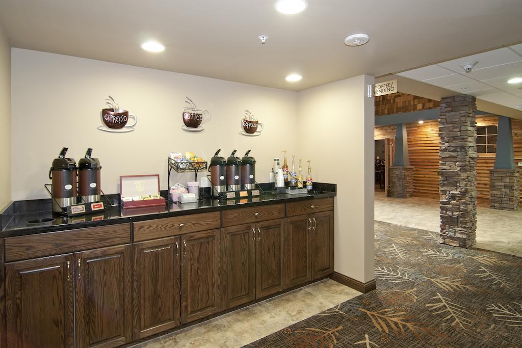 Hotel The Watford Watford City Esterno foto